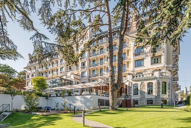 Private guided tour: From Grancy to Royal Savoy